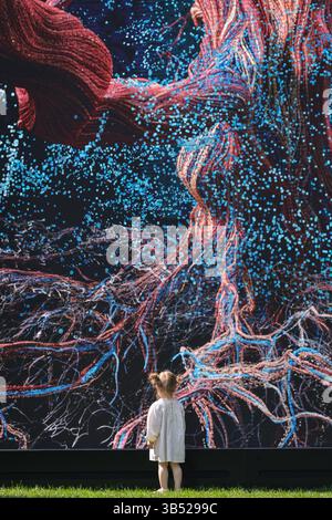 London, Großbritannien. Mai 2025. Mitglieder der Öffentlichkeit sehen sich die Installation an und interagieren mit ihr. Kew Gardens präsentiert die Weltpremiere der neuen interaktiven digitalen Kunstinstallation „of the Oak“ von Marshmallow Laser Feast. Die Installation zeigt die Geschichte der Lucombe-Eiche, einem der ältesten und wichtigsten Bäume Kews und ist Teil von Kews Sommerfeier der Bäume. Die Ausstellung findet vom 3. Mai bis 28. September statt. Quelle: Imageplotter/Alamy Live News Stockfoto