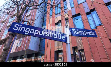 HAMBURG, DEUTSCHLAND - 29. APRIL 2025 - Straßenschilder Singapurstrase und Tokiostrase in der HafenCity, Hamburg Stockfoto