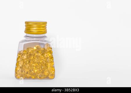 Ölgefüllte Kapsel, Weichgel, Fischöl-Ergänzungskapsel in durchsichtiger Plastikflasche, Omega 3, Vitamin A, D. Fischöl-Ergänzungskapseln in durchsichtiger Form Stockfoto