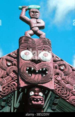 Neuseeland. Rotorua. Maori-Schnitzereien auf dem Dach des Meeting House. Stockfoto