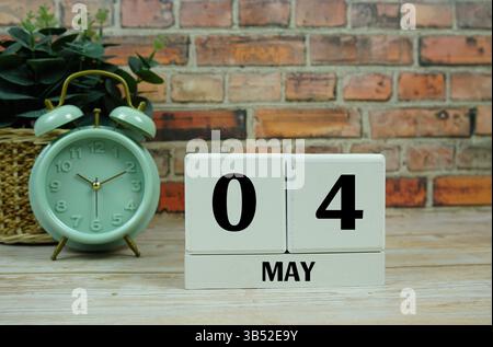 Holzkalender mit dem Datum des 4. Mai. Tag 4 des Monats Mai Stockfoto