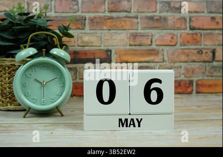 Holzkalender mit dem Datum des 6. Mai. Tag 6 des Monats Mai Stockfoto
