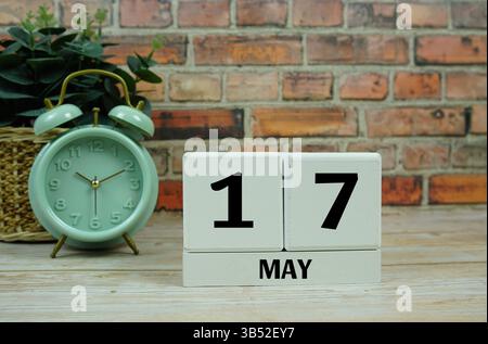 Holzkalender mit dem Datum des 17. Mai. Tag 17 im Mai Monat Stockfoto