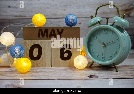 Holzkalender mit dem Datum des 6. Mai. Tag 6 des Monats Mai Stockfoto