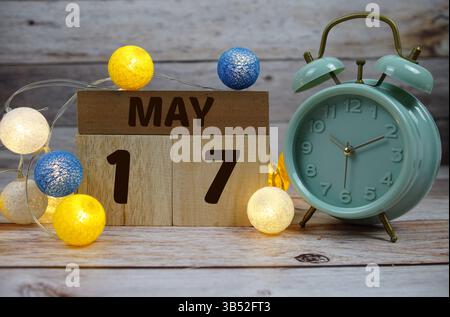 Holzkalender mit dem Datum des 17. Mai. Tag 17 im Mai Monat Stockfoto