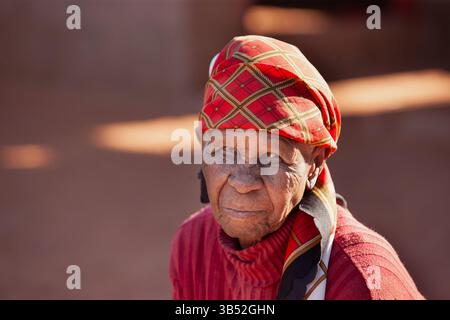 Alte afrikanische Frau Portrait Single mit einem Schal Dorf in Botswana Stockfoto