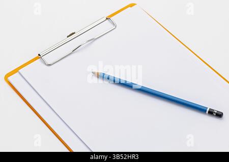 Unverzichtbare Werkzeuge für den Arbeitsplatz: Eine minimalistische Studioaufnahme eines makellosen Klemmbretts kombiniert mit einem fein geschärften Bleistift, der Klarheit symbolisiert, organi Stockfoto