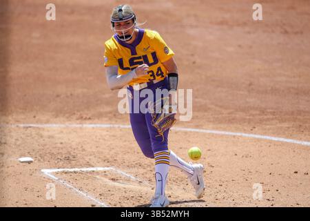 3. April 2022: Der LSU Starting Pitcher Raelin Chaffin (34) liefert während der NCAA Softball-Action zwischen den Kentucky Wildcats und den LSU Tigers im Tiger Park in Baton Rouge, LA, ein Pitch auf die Platte. Jonathan Mailhes/CSM (Kreditbild: © Jonathan Mailhes/CSM via ZUMA Press Wire) Stockfoto