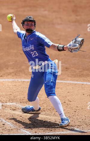 3. April 2022: Der Kentucky Starting Pitcher Stephanie Schoonover (23) liefert während der NCAA Softball-Action zwischen den Kentucky Wildcats und den LSU Tigers im Tiger Park in Baton Rouge, LA, ein Pitch auf die Platte. Jonathan Mailhes/CSM (Kreditbild: © Jonathan Mailhes/CSM via ZUMA Press Wire) Stockfoto