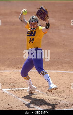 3. April 2022: Der LSU Starting Pitcher Raelin Chaffin (34) liefert während der NCAA Softball-Action zwischen den Kentucky Wildcats und den LSU Tigers im Tiger Park in Baton Rouge, LA, ein Pitch auf die Platte. Jonathan Mailhes/CSM (Kreditbild: © Jonathan Mailhes/CSM via ZUMA Press Wire) Stockfoto