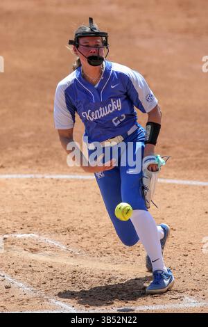 3. April 2022: Der Kentucky Starting Pitcher Stephanie Schoonover (23) liefert während der NCAA Softball-Action zwischen den Kentucky Wildcats und den LSU Tigers im Tiger Park in Baton Rouge, LA, ein Pitch auf die Platte. Jonathan Mailhes/CSM (Kreditbild: © Jonathan Mailhes/CSM via ZUMA Press Wire) Stockfoto