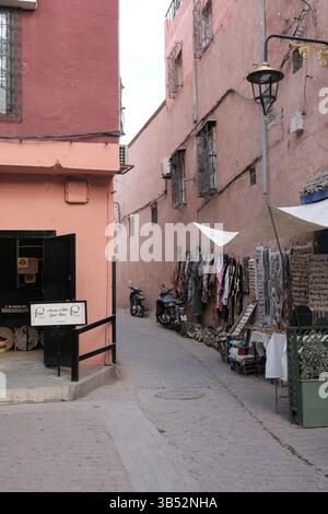 28. Dezember 2024 - Marrakesch, Marokko - Blick auf eine traditionelle enge Passage zwischen Wohn- und Geschäftsgebäuden in der Altstadt von Medin Stockfoto