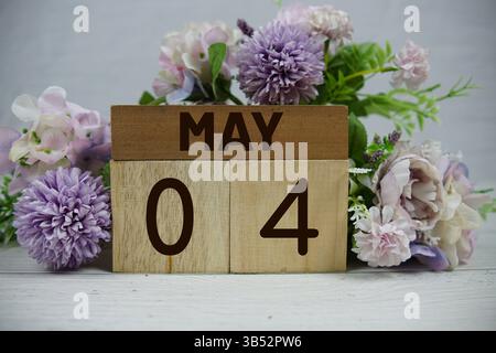 Holzkalender mit dem Datum des 4. Mai. Tag 4 des Monats Mai Stockfoto