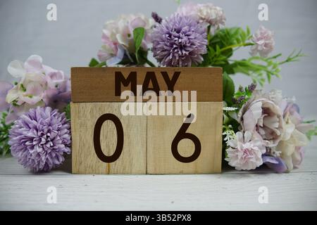 Holzkalender mit dem Datum des 6. Mai. Tag 6 des Monats Mai Stockfoto
