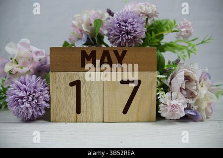Holzkalender mit dem Datum des 17. Mai. Tag 17 im Mai Monat Stockfoto