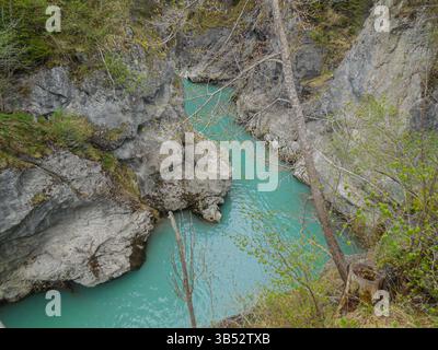 Türkisfarbener Mountain River in der Narrow Rocky Gorge – aus der Vogelperspektive die Natur der Alpen Stockfoto