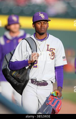 14. April 2022: MaÕKhail Hilliard #52 LSU Starting Pitcher macht sich aus dem Bullenstift nach dem Aufwärmen auf den Weg. .Arkansas besiegte LSU 5-4 in Fayetteville, AR, Richey Miller/CSM(Credit Image: Stockfoto