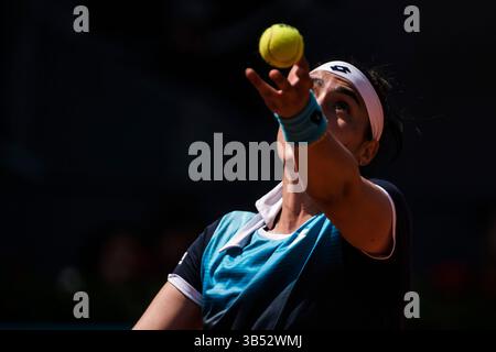 Mai 2022, Madrid, Spanien: ONS JABEUR (tun) spielt am 7. Tag der Madrid Open 2022 gegen Simona Halep (ROU). Jabeur gewinnt 6:3, 6:2 (Foto: © Matthias Oesterle/ZUMA Press Wire) Stockfoto