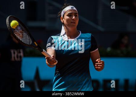 4. Mai 2022, Madrid, Spanien: ONS JABEUR (tun) gibt am 7. Tag der Madrid Open 2022 den Ball an Simona Halep (ROU) zurück. Jabeur gewinnt 6:3, 6:2 (Foto: © Matthias Oesterle/ZUMA Press Wire) Stockfoto