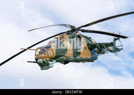 Getarnter Mi-24 sowjetischer Militärakukopter im Tiefflug Stockfoto