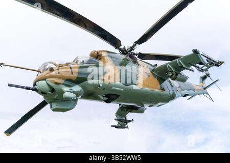 Getarnter Mi-24 sowjetischer Militärakukopter im Tiefflug Stockfoto