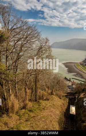 Die historische und unterhaltsame Touristenattraktion Lynton & Lynmouth Cliff Railway, North Devon, England. Kenntnisse, Fähigkeiten, Werte, Überzeugungen, Gewohnheiten, Stockfoto
