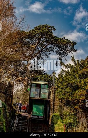 Die historische und unterhaltsame Touristenattraktion Lynton & Lynmouth Cliff Railway, North Devon, England. Kenntnisse, Fähigkeiten, Werte, Überzeugungen, Gewohnheiten, Stockfoto