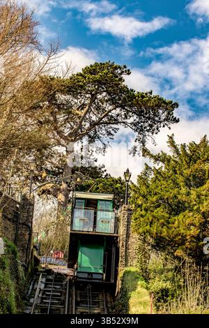 Die historische und unterhaltsame Touristenattraktion Lynton & Lynmouth Cliff Railway, North Devon, England. Kenntnisse, Fähigkeiten, Werte, Überzeugungen, Gewohnheiten, Stockfoto