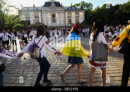 10. Oktober 2020, Krakau, Krakau, Polen: Ukrainer feiern am 19. Mai 2022 den Vyshyvanka-Tag in Krakau, Polen. Dieser ukrainische Nationalfeiertag, der jedes Jahr am dritten Donnerstag im Mai gefeiert wird, soll die ursprüngliche Volkstradition der Herstellung und des Tragens ethnischer bestickter Kleidung bewahren. Die diesjährige Feier des Vyschyvanka-Tages ist besonders wichtig, da die russischen Angriffe auf die Kultur und Geschichte von Ukraineâ fortgesetzt werden. (Bild: © Beata Zawrzel/ZUMA Press Wire) Stockfoto