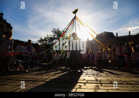 10. Oktober 2020, Krakau, Krakau, Polen: Ukrainer feiern am 19. Mai 2022 den Vyshyvanka-Tag in Krakau, Polen. Dieser ukrainische Nationalfeiertag, der jedes Jahr am dritten Donnerstag im Mai gefeiert wird, soll die ursprüngliche Volkstradition der Herstellung und des Tragens ethnischer bestickter Kleidung bewahren. Die diesjährige Feier des Vyschyvanka-Tages ist besonders wichtig, da die russischen Angriffe auf die Kultur und Geschichte von Ukraineâ fortgesetzt werden. (Bild: © Beata Zawrzel/ZUMA Press Wire) Stockfoto