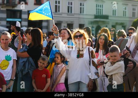 10. Oktober 2020, Krakau, Krakau, Polen: Ukrainer feiern am 19. Mai 2022 den Vyshyvanka-Tag in Krakau, Polen. Dieser ukrainische Nationalfeiertag, der jedes Jahr am dritten Donnerstag im Mai gefeiert wird, soll die ursprüngliche Volkstradition der Herstellung und des Tragens ethnischer bestickter Kleidung bewahren. Die diesjährige Feier des Vyschyvanka-Tages ist besonders wichtig, da die russischen Angriffe auf die Kultur und Geschichte von Ukraineâ fortgesetzt werden. (Bild: © Beata Zawrzel/ZUMA Press Wire) Stockfoto