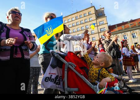 10. Oktober 2020, Krakau, Krakau, Polen: Ukrainer feiern am 19. Mai 2022 den Vyshyvanka-Tag in Krakau, Polen. Dieser ukrainische Nationalfeiertag, der jedes Jahr am dritten Donnerstag im Mai gefeiert wird, soll die ursprüngliche Volkstradition der Herstellung und des Tragens ethnischer bestickter Kleidung bewahren. Die diesjährige Feier des Vyschyvanka-Tages ist besonders wichtig, da die russischen Angriffe auf die Kultur und Geschichte von Ukraineâ fortgesetzt werden. (Bild: © Beata Zawrzel/ZUMA Press Wire) Stockfoto