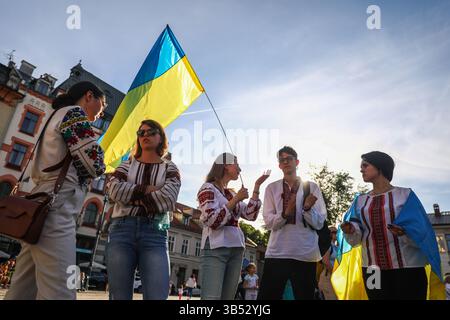 10. Oktober 2020, Krakau, Krakau, Polen: Ukrainer feiern am 19. Mai 2022 den Vyshyvanka-Tag in Krakau, Polen. Dieser ukrainische Nationalfeiertag, der jedes Jahr am dritten Donnerstag im Mai gefeiert wird, soll die ursprüngliche Volkstradition der Herstellung und des Tragens ethnischer bestickter Kleidung bewahren. Die diesjährige Feier des Vyschyvanka-Tages ist besonders wichtig, da die russischen Angriffe auf die Kultur und Geschichte von Ukraineâ fortgesetzt werden. (Bild: © Beata Zawrzel/ZUMA Press Wire) Stockfoto