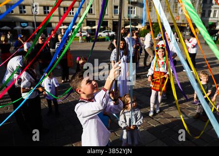 10. Oktober 2020, Krakau, Krakau, Polen: Ukrainer feiern am 19. Mai 2022 den Vyshyvanka-Tag in Krakau, Polen. Dieser ukrainische Nationalfeiertag, der jedes Jahr am dritten Donnerstag im Mai gefeiert wird, soll die ursprüngliche Volkstradition der Herstellung und des Tragens ethnischer bestickter Kleidung bewahren. Die diesjährige Feier des Vyschyvanka-Tages ist besonders wichtig, da die russischen Angriffe auf die Kultur und Geschichte von Ukraineâ fortgesetzt werden. (Bild: © Beata Zawrzel/ZUMA Press Wire) Stockfoto