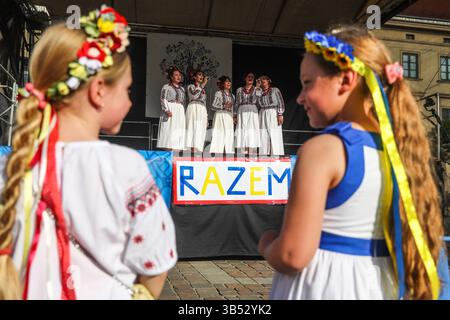 10. Oktober 2020, Krakau, Krakau, Polen: Ukrainer feiern am 19. Mai 2022 den Vyshyvanka-Tag in Krakau, Polen. Dieser ukrainische Nationalfeiertag, der jedes Jahr am dritten Donnerstag im Mai gefeiert wird, soll die ursprüngliche Volkstradition der Herstellung und des Tragens ethnischer bestickter Kleidung bewahren. Die diesjährige Feier des Vyschyvanka-Tages ist besonders wichtig, da die russischen Angriffe auf die Kultur und Geschichte von Ukraineâ fortgesetzt werden. (Bild: © Beata Zawrzel/ZUMA Press Wire) Stockfoto