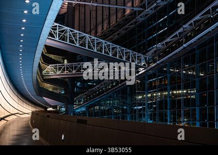 Gebogene Stahl- und Glasstruktur im Tokyo International Forum Stockfoto