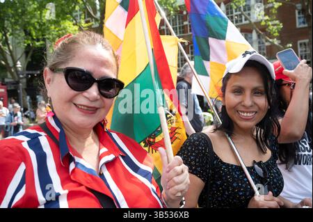 1. Mai 2025 feiert den Tag des Mai. Clerkenwell Green, London. Zwei bolivianische Frauen. Stockfoto