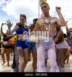 21. April 2022, Miami, Florida, USA: Massen tanzen zu musikalischen Auftritten auf der Celebrity Cruises Stage während des Miami Beach Pride Festivals im Lummus Park in Miami Beach, Florida, am Samstag, den 9. April 2022. (Foto: © Daniel A. Varela/Miami Herald/TNS via ZUMA Press Wire) Stockfoto