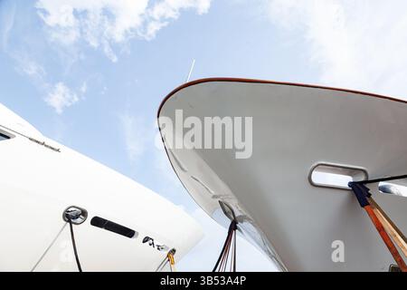Luxusyachten, die mit Frachtgurten gesichert sind. Transport von Yachten mit einem Transportschiff über den Ozean. Stockfoto