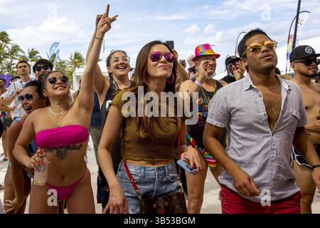 21. April 2022, Miami, Florida, USA: Massen tanzen zu musikalischen Auftritten auf der Celebrity Cruises Stage während des Miami Beach Pride Festivals im Lummus Park in Miami Beach, Florida, am Samstag, den 9. April 2022. (Foto: © Daniel A. Varela/Miami Herald/TNS via ZUMA Press Wire) Stockfoto