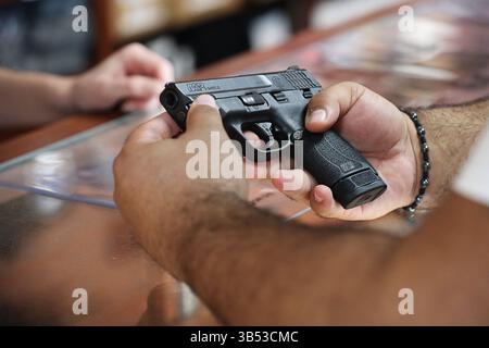 10. Mai 2022, USA: Ein Kunde schaut sich eine Pistole im Kissimmee, Florida an, wo sich die Armories am 31. Dezember 2020 befinden. In einem neuen CDC-Bericht heißt es von 2019 bis 2020, dass die Zahl der Tötungen mit Schusswaffen um 35 % auf 6,1 pro 100.000 Personen gestiegen ist. (Foto: © Ricardo Ramirez Buxeda/Orlando Sentinel/TNS via ZUMA Press Wire) Stockfoto