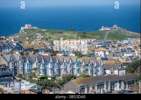 Halbluftansicht mit Blick auf die Stadt in Richtung Atlantik im Badeort St Ives in Cornwall Stockfoto