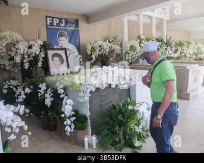 26. Mai 2022, Manila, Philippinen: Die Leiche der verstorbenen Filmschauspielerin Susan Roces wurde neben ihrem Ehemann Fernando Poe Jr. zur Ruhe gebracht Jesusa Purificacion Levy Sonora-Poe, auch bekannt als Susan Roces in der philippinischen Filmindustrie. Sie ist die Ehefrau des King of Philippine Movies, des verstorbenen Fernando Poe Jr. und die Mutter des philippinischen Senators Grace Poe-Llamanzares. Roces starb am 20. Mai 2022 im Alter von 80 Jahren an einem Herzstillstand. (Kreditbild: © Josefiel Rivera/SOPA Images via ZUMA Press Wire) Stockfoto