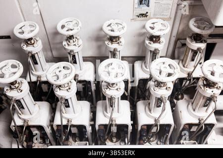 Ventilsystem mit Rohren im Maschinenraum am Behälter. Stockfoto