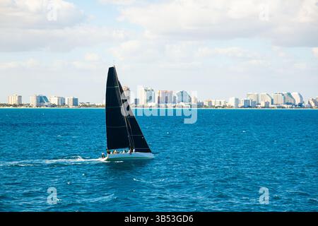 Eine voll besetzte Sportsegelyacht, die vor der Küste von Fort Lauderdale, Florida, segelt. Stockfoto