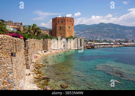 23. Juni 2022, Alanya, Istanbul, Türkei: Alanya ist ein touristisches Zentrum an der Mittelmeerküste der Truthühner, 135 km östlich von Antalya. Ausgrabungen haben gezeigt, dass das Alanya-Gebiet bereits in prähistorischer Zeit besiedelt war. Alanya erscheint erstmals im 2. Jahrhundert v. Chr. als Piratenlager und wurde damals als Korakesion bezeichnet. Später eroberten die Römer die Stadt in ihrem Feldzug zur Unterdrückung der Piraterie im östlichen Mittelmeer. (Bild: © Serkan Senturk/ZUMA Press Wire) Stockfoto