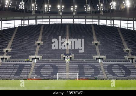 London, Großbritannien. Mai 2025. Allgemeiner Blick auf das Tottenham Hotspur Stadium vor dem Tottenham Hotspur FC V FK Bodø/Glimt im Tottenham Hotspur Stadium, London, England, Vereinigtes Königreich am 1. Mai 2025 Credit: Ian Stephen/Every Second Media Credit: Every Second Media/Alamy Live News Stockfoto
