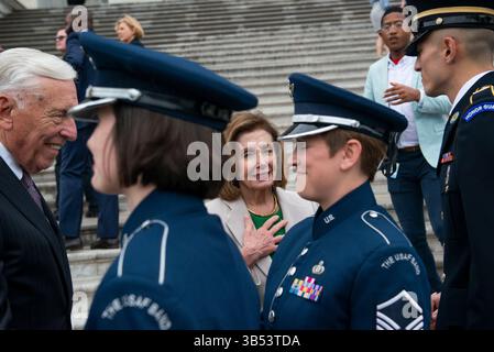 12. Mai 2022, Washington, District of Columbia, USA: Steny Hoyer (Demokrat von Maryland), Linke und Vorsitzende des Repräsentantenhauses der Vereinigten Staaten, Nancy Pelosi (Demokrat von Kalifornien), Mitte, begrüßen Mitglieder der United States Air Force Band, nach einem Moment des Schweigens für die eine Million Leben, die die Amerikaner an COVID-19 verloren haben, am Donnerstag, 12. Mai 2022 im US Capitol in Washington, DC (Bild: © Stangenlamkey/CNP über ZUMA Press Wire) Stockfoto