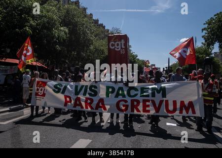Paris, Frankreich. Mai 2025. CGT 93 Prozession. Die Demonstranten halten ein Plakat, das den lateinischen Satz „si Vis pacem par bellum“ (wenn Sie Frieden wollen, bereiten Sie sich auf den Krieg vor) verzerrt, par si Vis pacem para grevum (wenn Sie Frieden wollen, bereiten Sie sich auf einen Streik vor). Demonstration am 1. Mai zum Labor Day. Mai 2025. Paris, Frankreich. - 01/05/2025 - Frankreich/Paris/Paris - Michael Bunel/Le Pictorium Credit: LE PICTORIUM/Alamy Live News Stockfoto