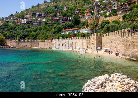23. Juni 2022, Alanya, Istanbul, Türkei: Alanya ist ein touristisches Zentrum an der Mittelmeerküste der Truthühner, 135 km östlich von Antalya. Ausgrabungen haben gezeigt, dass das Alanya-Gebiet bereits in prähistorischer Zeit besiedelt war. Alanya erscheint erstmals im 2. Jahrhundert v. Chr. als Piratenlager und wurde damals als Korakesion bezeichnet. Später eroberten die Römer die Stadt in ihrem Feldzug zur Unterdrückung der Piraterie im östlichen Mittelmeer. (Bild: © Serkan Senturk/ZUMA Press Wire) Stockfoto